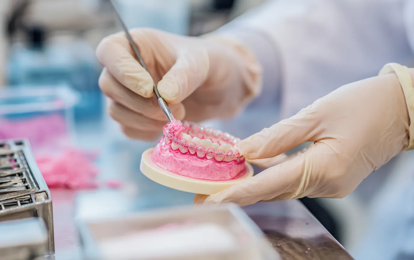 افزودن رنگ‌های پودر پرسلن برای تطبیق طبیعی