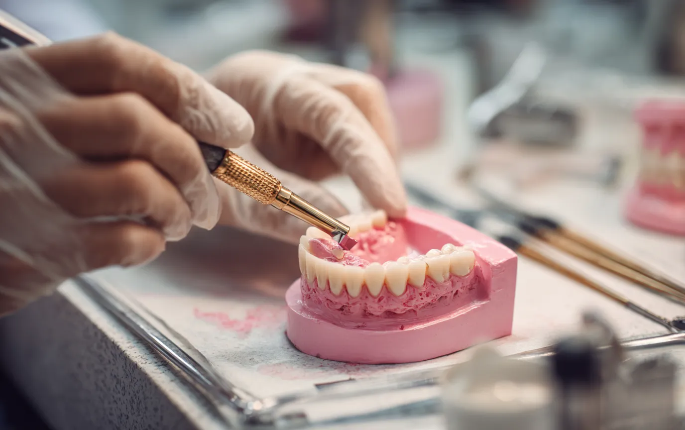 تنظیم اکلوژن پروتز با ابزار موم داغ